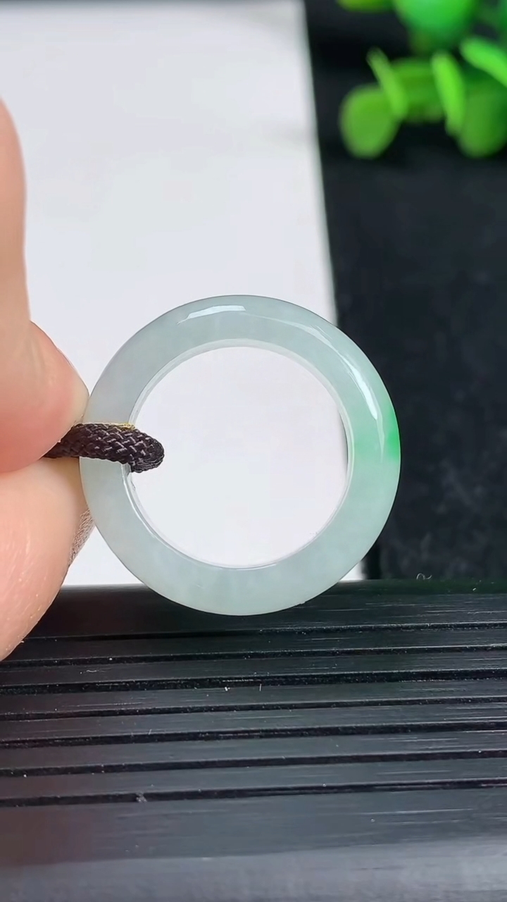 天然A货翡翠指环戒指尺寸17.5-6-3.7重量:4.26g2026年3月19日
工厂直销收藏佳品,种好水足，色泽均匀，有种有色，上手高大气！
