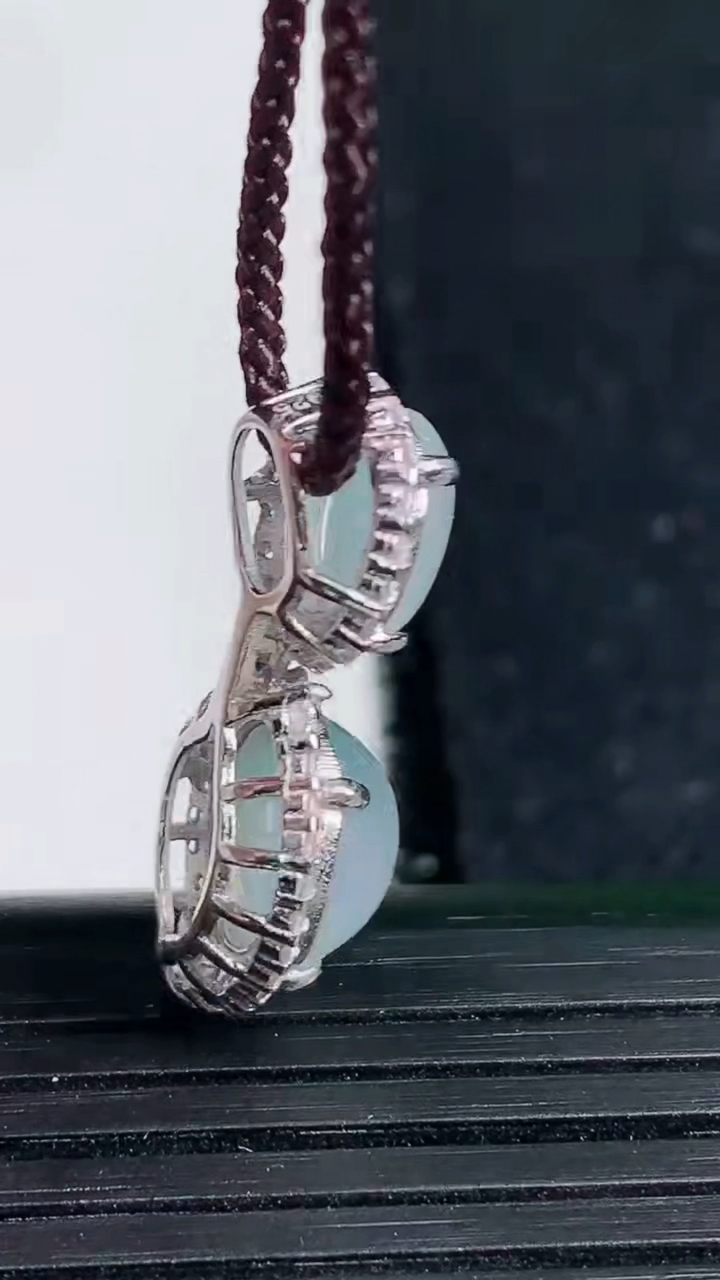 天然A货翡翠925银 飘花蛋面吊坠尺寸14.2-11.1-7.7裸石9.7-8.3重量:2.95g
3月19日