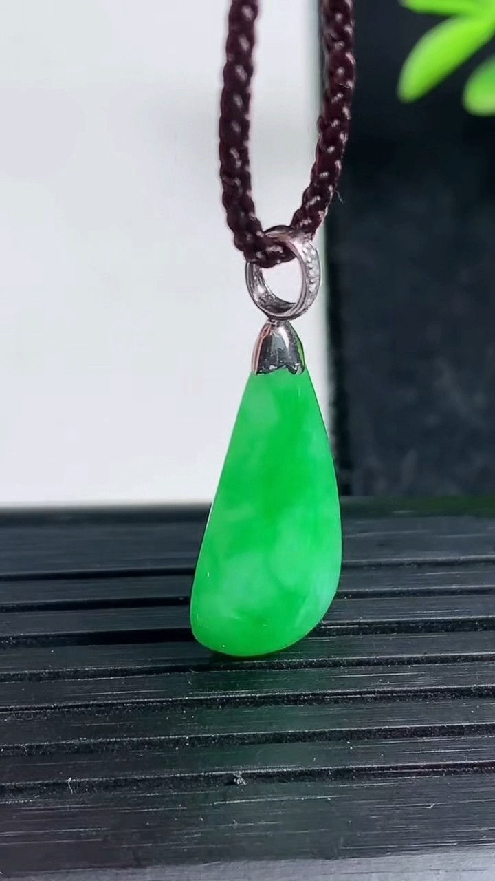 天然A货翡翠水滴吊坠尺寸23-11.9-5.9重量:2.49g
3月19日