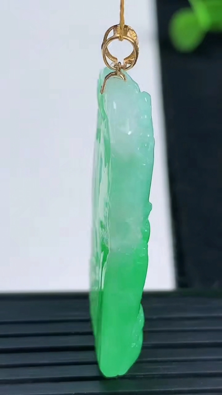 天然A货翡翠山水牌吊坠尺寸39.1-19.8-5.6重量:10.92g
3月19日