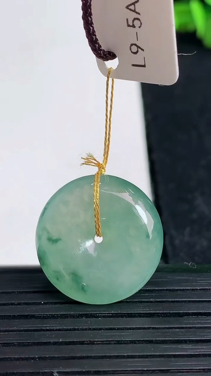 天然A货翡翠冰种飘花平安扣吊坠尺寸20.5-5.8重量:5.04g
3月19日