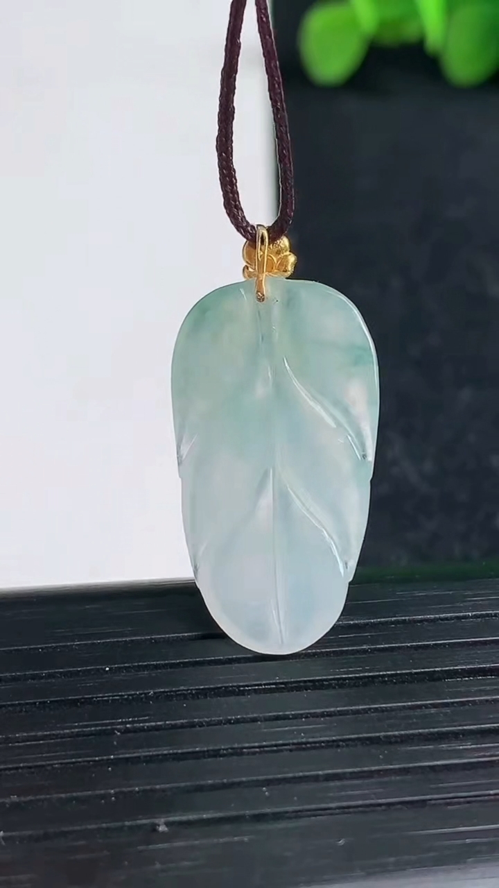 天然A货翡翠种飘花金枝玉叶 叶子吊坠尺寸25.2-14.1-2.9重量:2.28g
3月19日