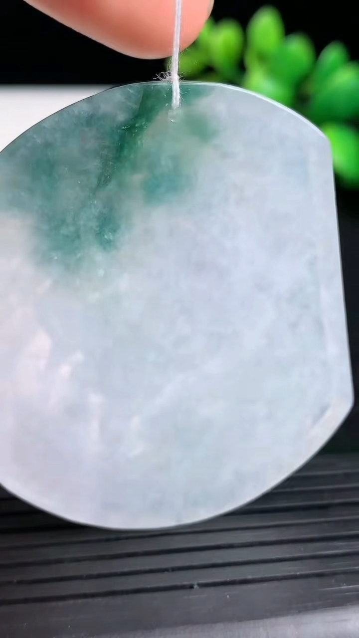 天然A货翡翠生肖马吊坠尺寸55.8-46.3-5.5重量:32.06g
3月19日