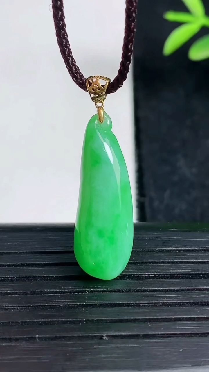 天然A货翡翠福瓜吊坠尺寸26.6-9-5.1重量:2.15g
3月19日