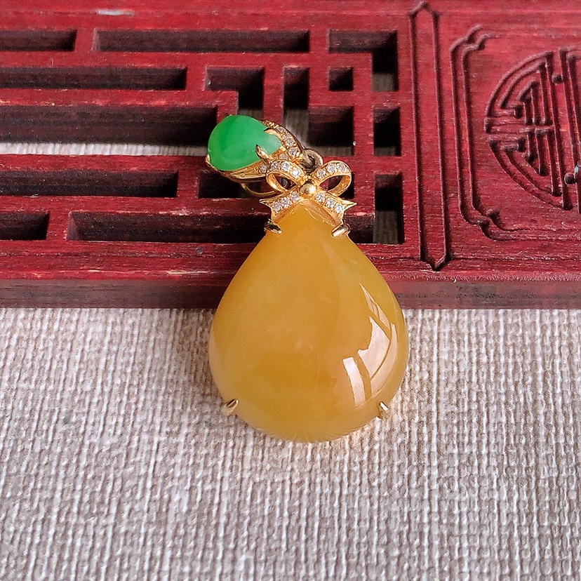 天然A货翡翠18K金伴钻镶嵌黄翡水滴吊坠 
尺寸33.7-20.4-17-6.6mm 重量5.72g 0317
