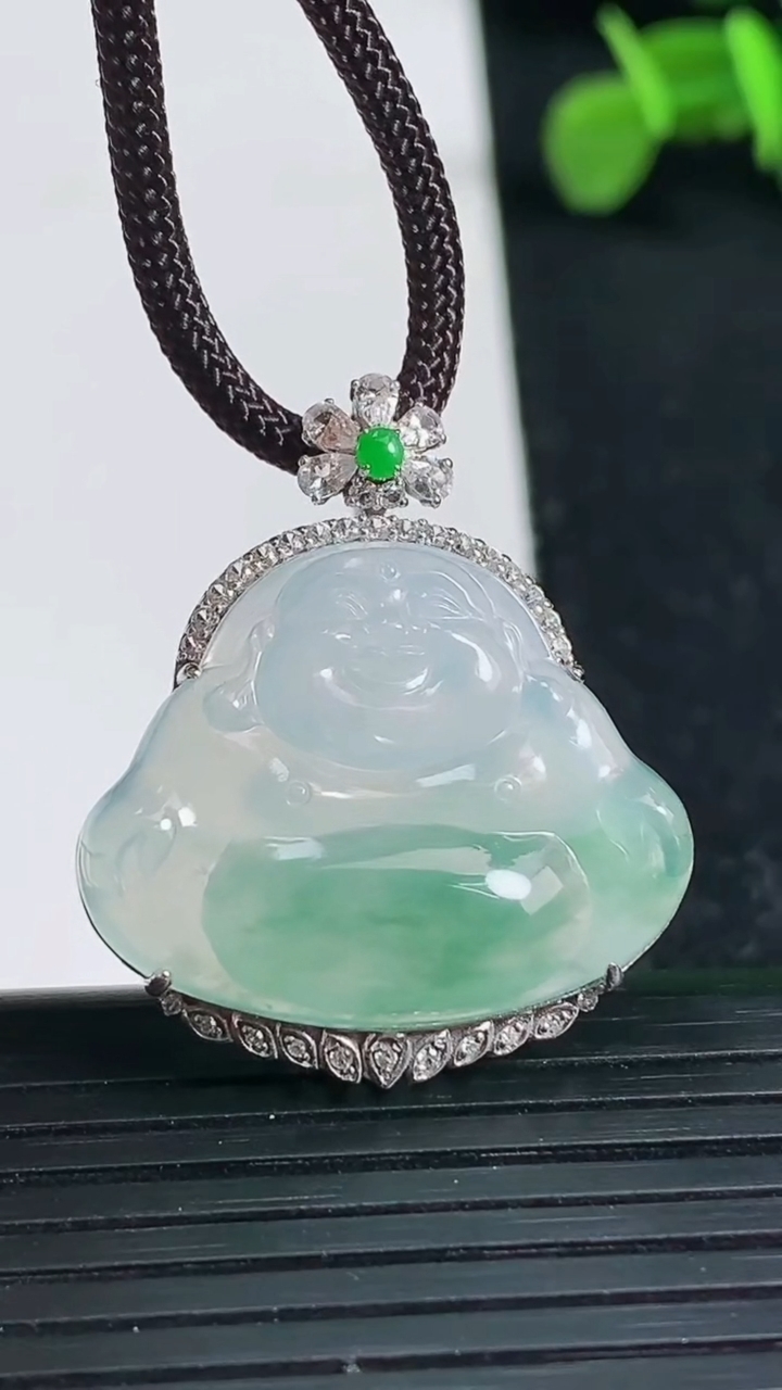 天然A货翡翠佛公吊坠尺寸30.1-26.1-8.4裸石20.7-25.8重量:5.14g
3月19日