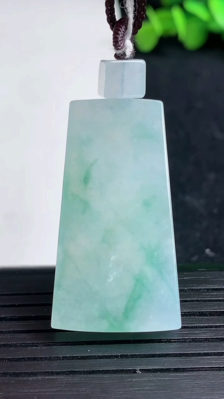 天然A货翡翠冰种飘花无事牌吊坠尺寸37.5-20.6-5.9重量:14.85g
3月19日