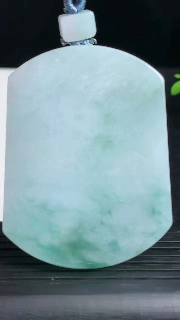 天然A货翡翠飘花无事牌吊坠尺寸56.2-43-6重量:43.34g
3月19日