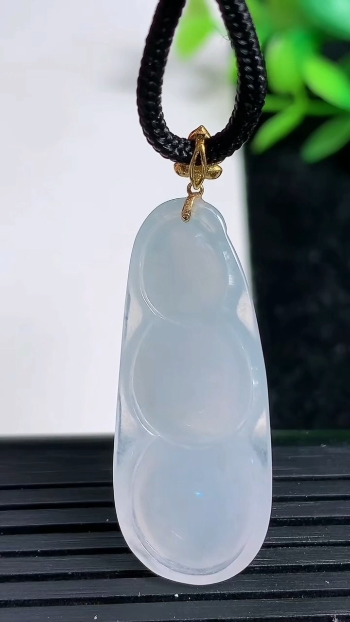 天然A货翡翠福豆吊坠，尺寸34-14-5.5，重:4.37g
3月20日