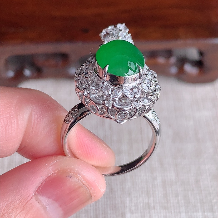 天然A货翡翠18K金伴钻镶嵌阳绿蛋面戒指吊坠两用款 圈口17.3裸石
尺寸11-8.6mm 重量6.70g 0318