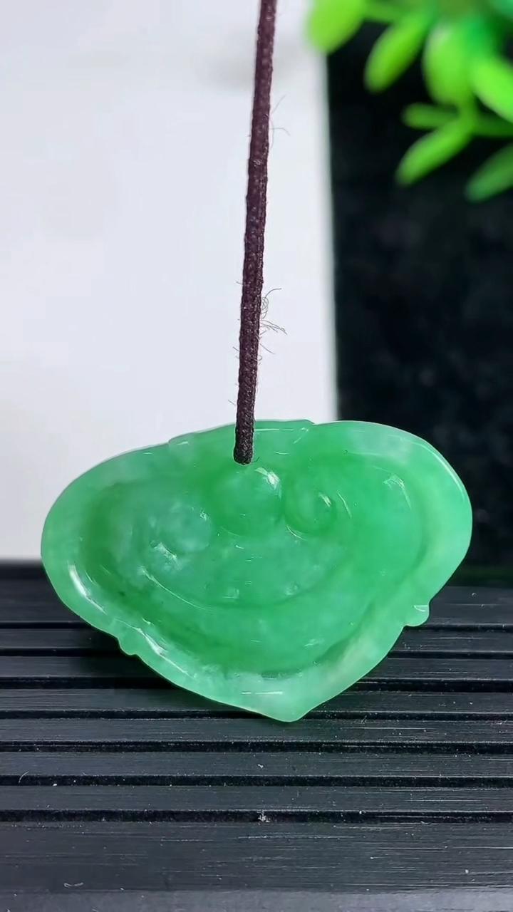 天然A货翡翠如意头吊坠，尺寸29.8-20.7-6，重:6.17g
3月20日