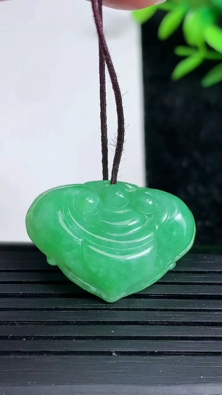 天然A货翡翠如意头吊坠，尺寸29.8-20.7-6，重:6.17g
3月20日