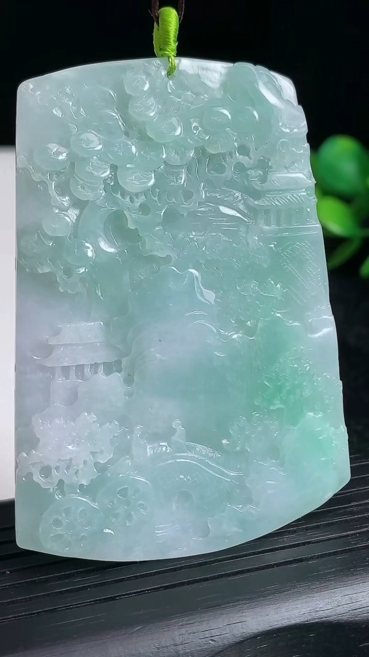 天然A货翡翠山水牌吊坠尺寸65.4-47.5-4.2重量:34.18g
3月20日