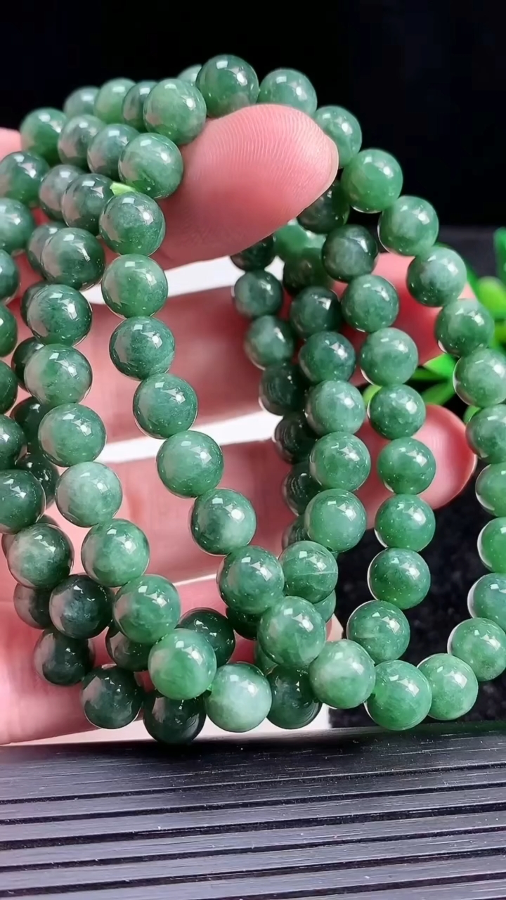 天然A货翡翠圆珠手串四条，尺寸7-26颗，重:16.21g3月20日
工厂直销收藏佳品,种好水足，色泽均匀，有种有色，上手高大气！