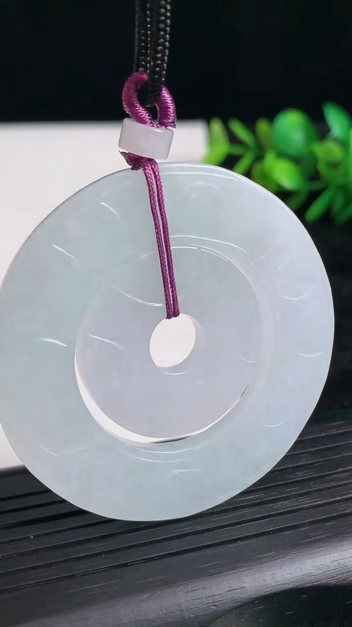 天然A货翡翠紫罗兰母子平安扣吊坠尺寸51.3-2.9重量:24.36g
3月21日