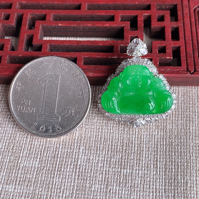 天然A货翡翠18K金伴钻镶嵌阳绿佛公吊坠 
尺寸26.3-23.4-8.8裸石14-20.5mm 重量6.14g 0318