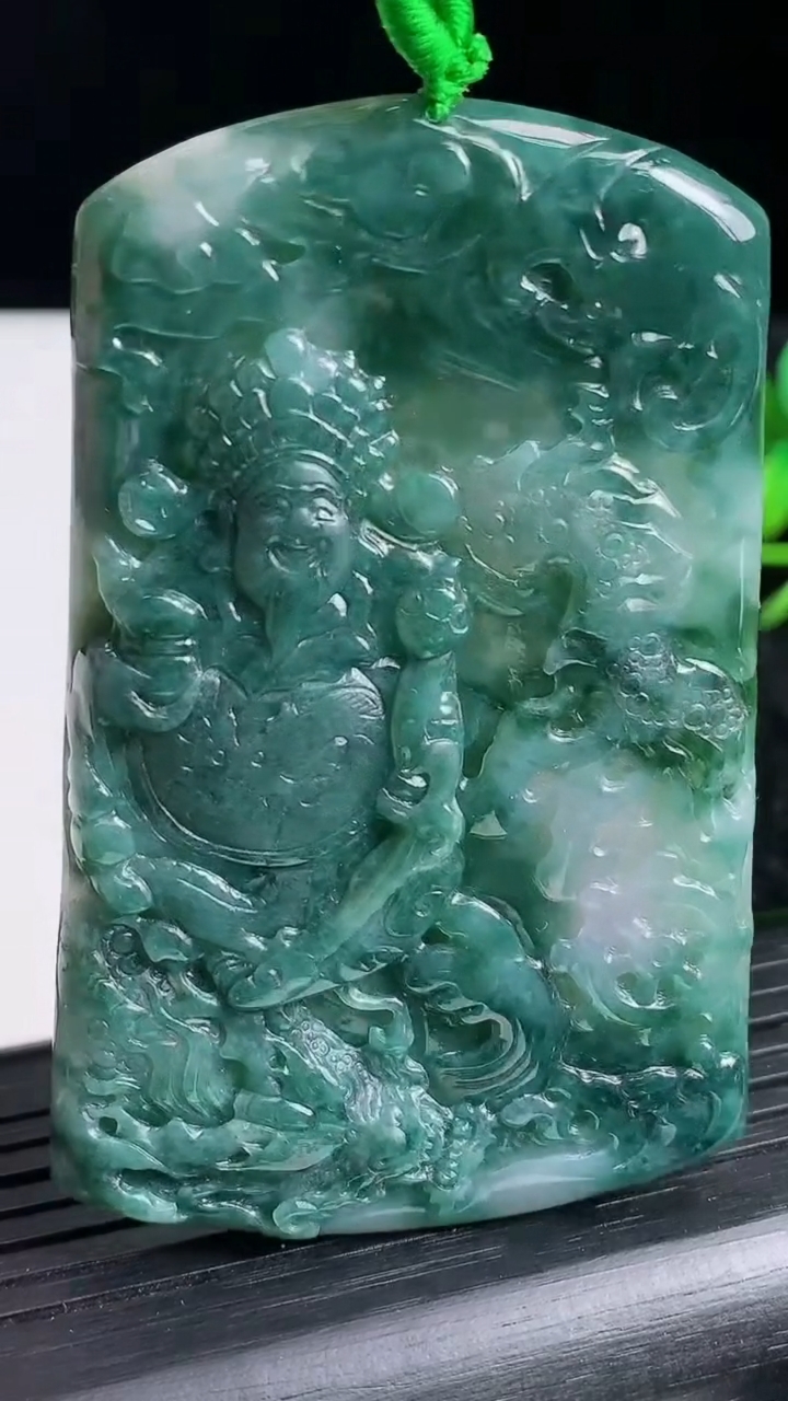 天然A货翡翠飘花御龙财神爷吊坠尺寸67.4-43.5-4.2重量:33.02g
3月20日