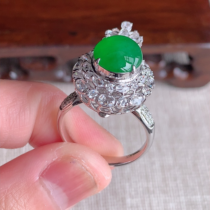 天然A货翡翠18K金伴钻镶嵌阳绿蛋面戒指吊坠两用款 圈口17.5裸石
尺寸10.2-8.5mm 重量6.60g 0318