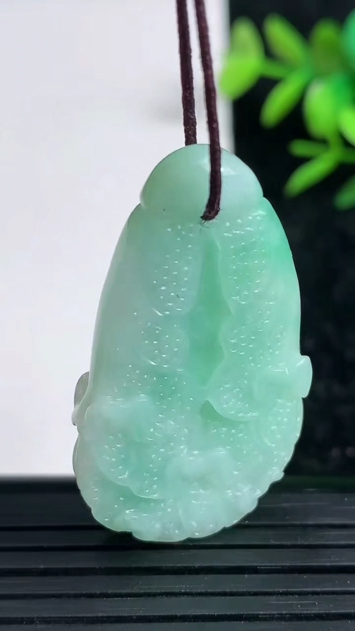 天然A货翡翠白菜吊坠，尺寸42-23-7.3，重:12.10g
3月20日