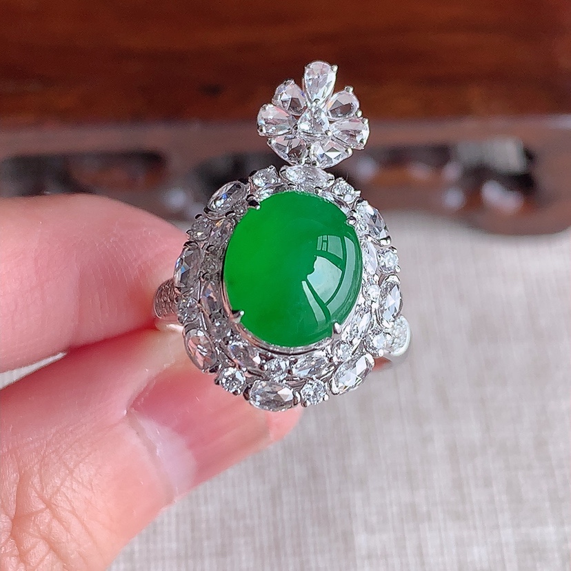 天然A货翡翠18K金伴钻镶嵌阳绿蛋面戒指吊坠两用款 圈口17.5裸石
尺寸10.2-8.5mm 重量