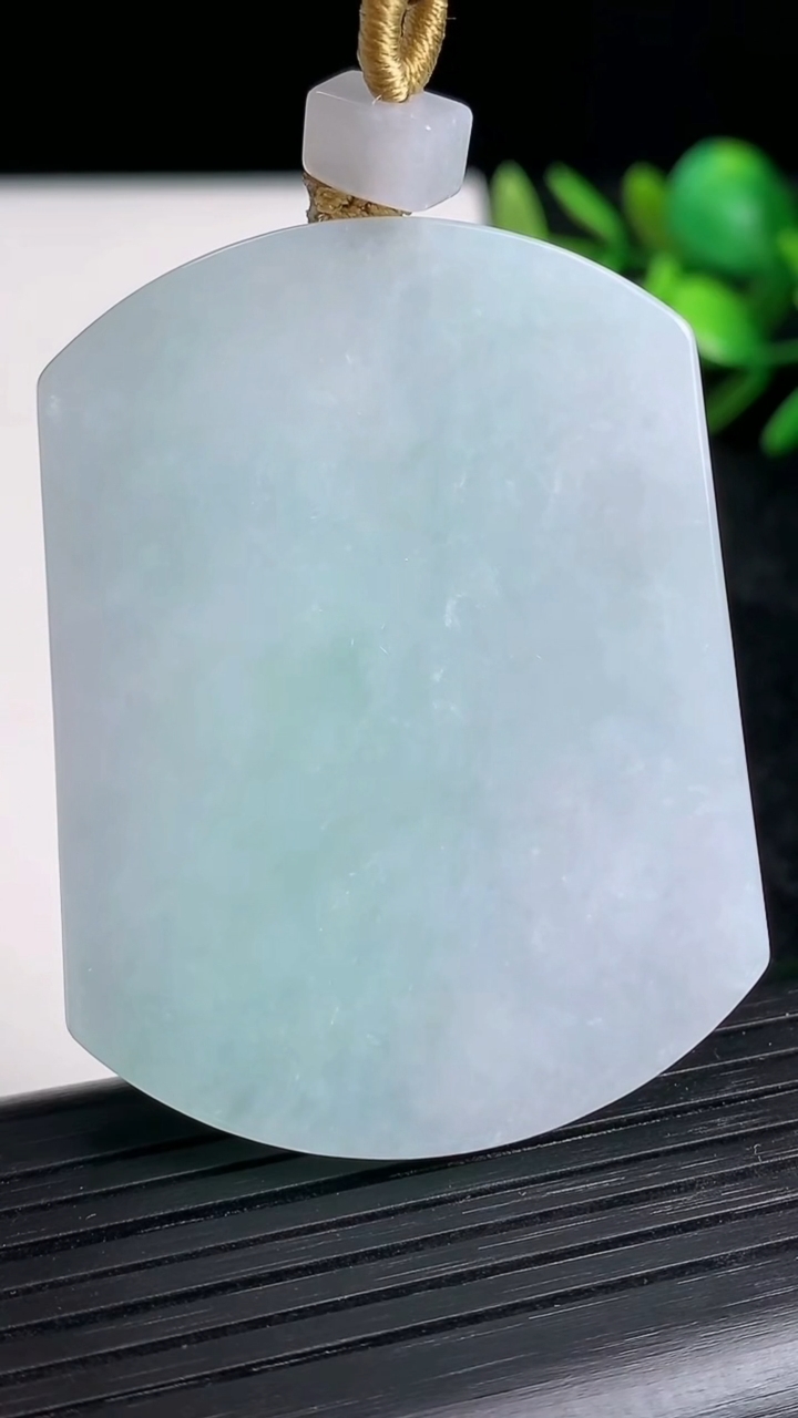 天然A货翡翠无事牌吊坠尺寸52.1-39.4-5重量:33.64g
3月20日