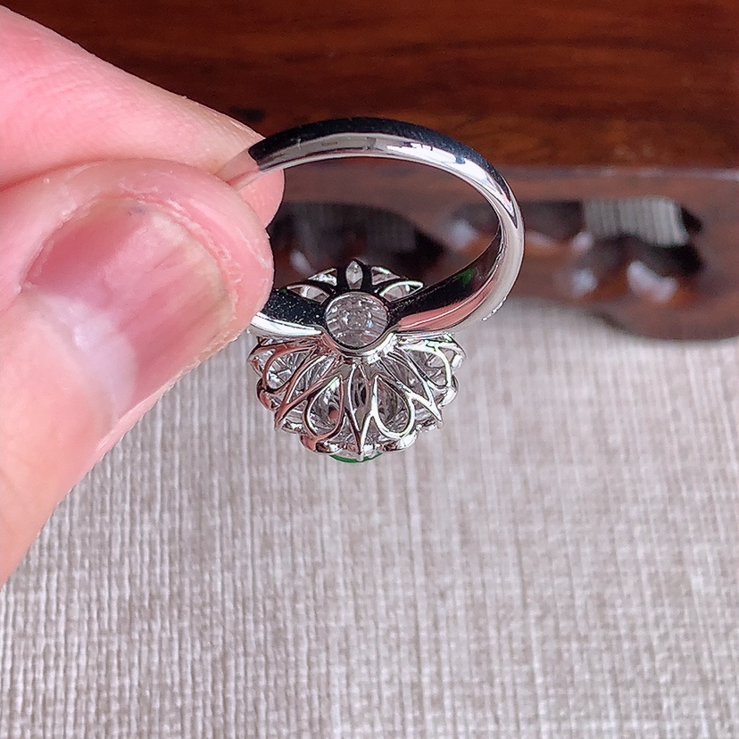 天然A货翡翠18K金伴钻镶嵌阳绿蛋面戒指 圈口17.2裸石
尺寸7.7-6mm 重量4.05g 0318