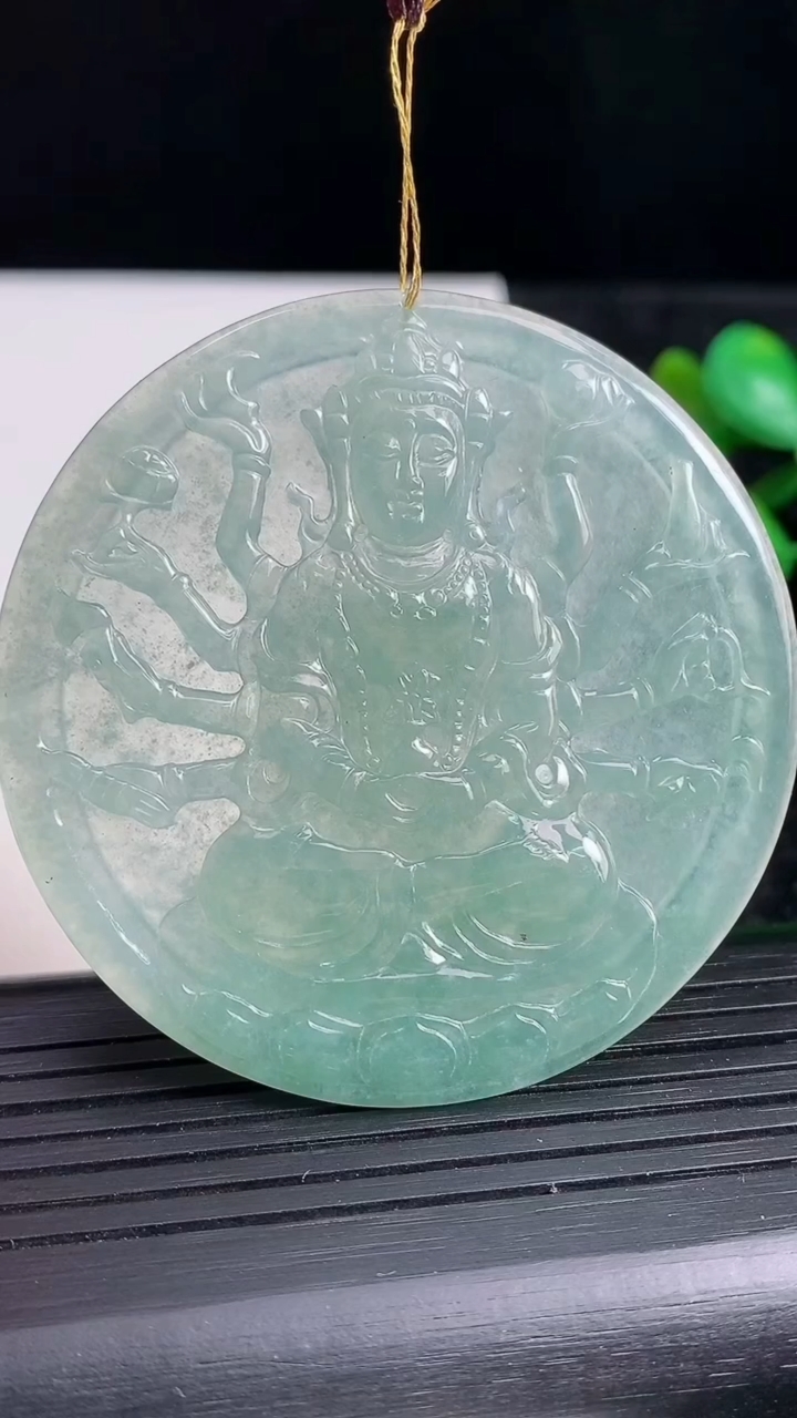 天然A货翡翠千手观音吊坠，尺寸55.5-3.7，重:23.47g
3月20日