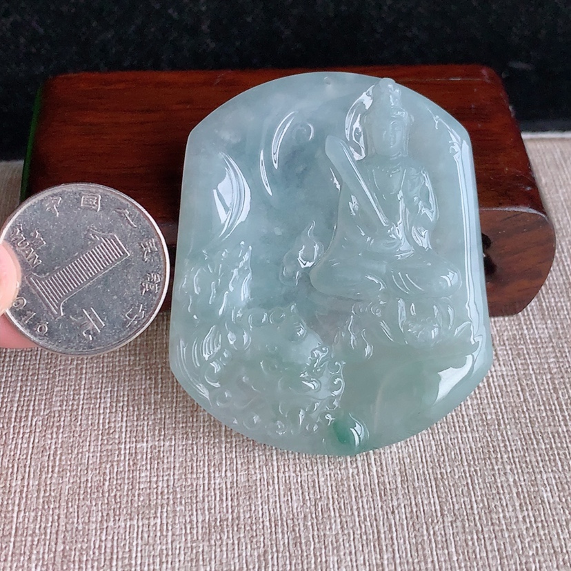 天然A货翡翠飘花文殊菩萨吊坠 
尺寸57-48-5.2mm 重量29.75g 0318