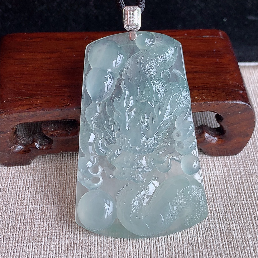 天然A货翡翠18K金伴钻镶嵌晴水龙牌吊坠 
尺寸68.3-61-38.3-6.5mm 重量31.55