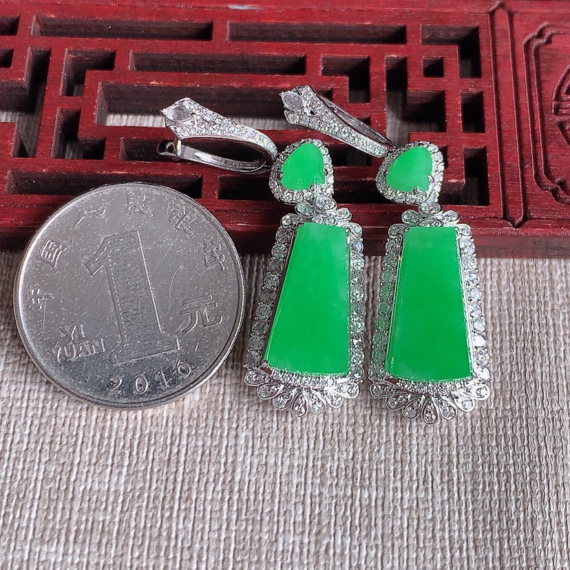 天然A货翡翠18K金伴钻镶嵌阳绿无事牌耳坠 
尺寸15.8-8.6-8mm 重量8.56g 0318