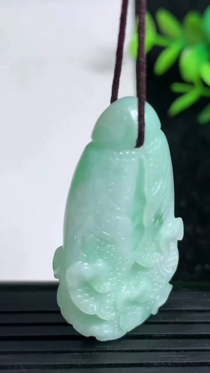 天然A货翡翠白菜吊坠，尺寸42-23-7.3，重:12.10g
3月20日