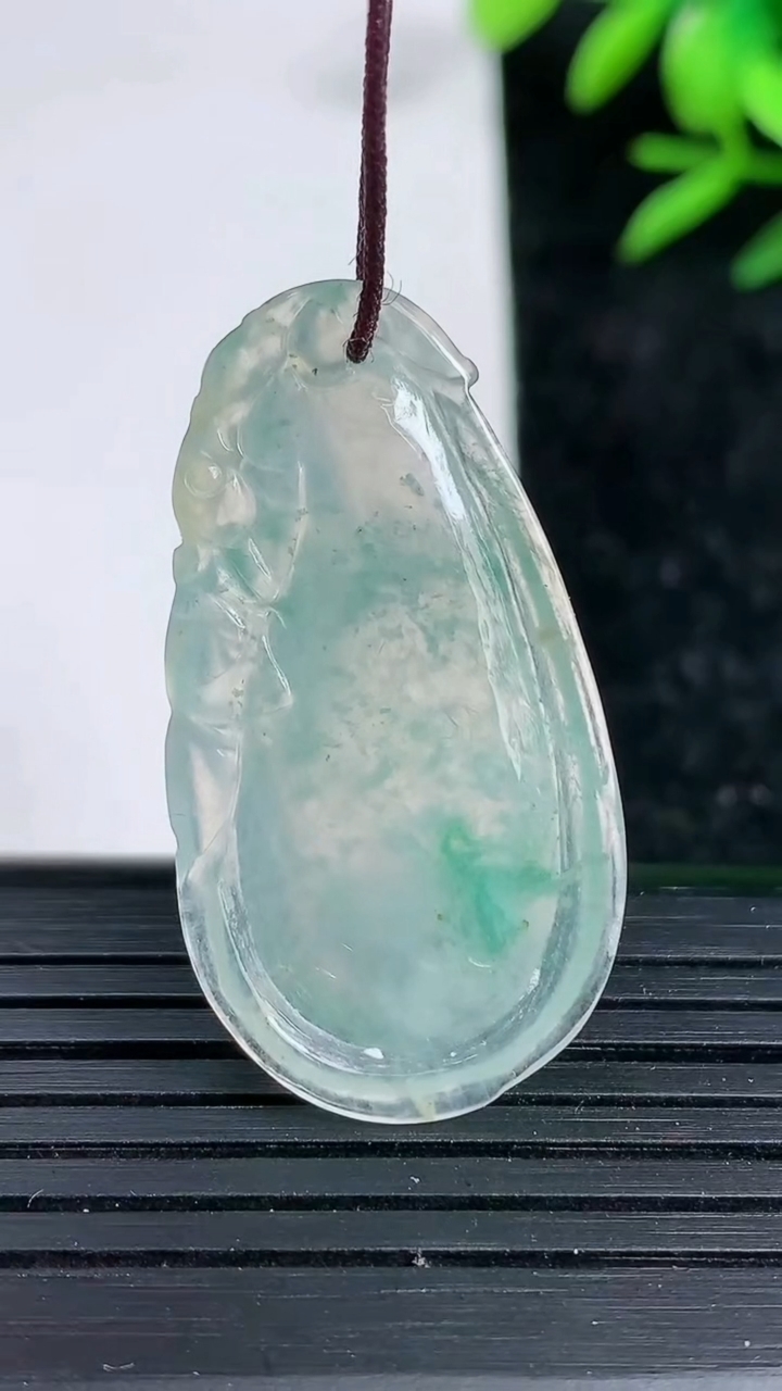 天然A货翡翠飘花福瓜吊坠，尺寸25.8-19.2-4.5，重:5.22g
3月20日