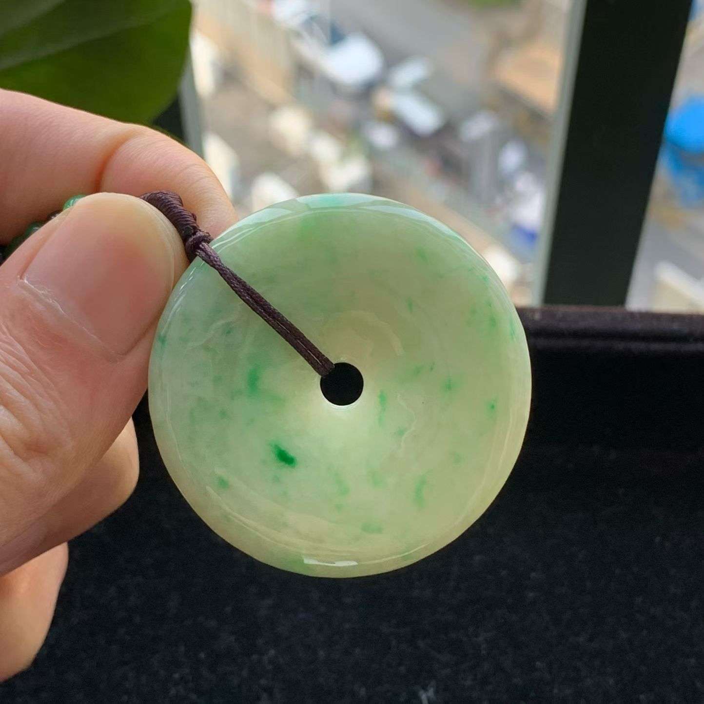 A货天然翡翠冰糯种飘绿平安扣吊坠重量23.09
3月20日