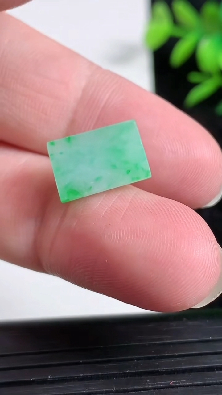 天然A货翡翠马鞍戒面，尺寸13.5-9-5.1，重:1.61g2026年3月20日
工厂直销收藏佳品,种好水足，色泽均匀，有种有色，上手高大气！