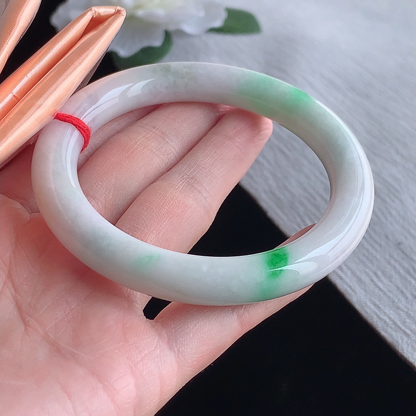 天然A货翡翠淡春带彩淡紫罗兰飘绿圆条手镯57-58圈口  
尺寸57-9.7mm 0318