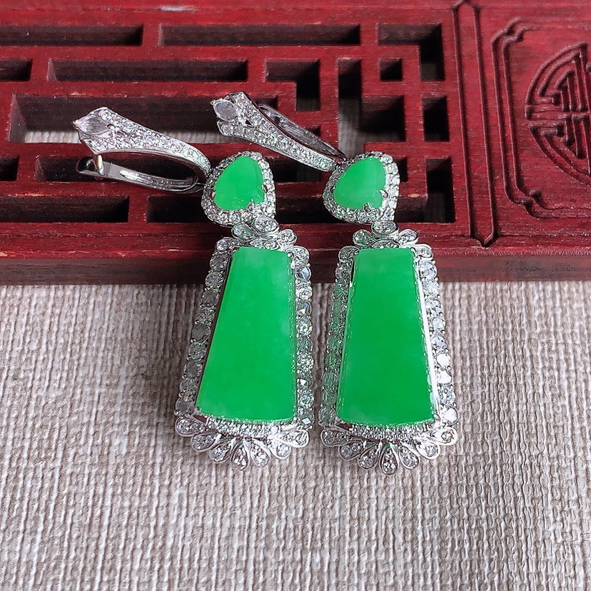 天然A货翡翠18K金伴钻镶嵌阳绿无事牌耳坠 
尺寸15.8-8.6-8mm 重量8.56g 0318