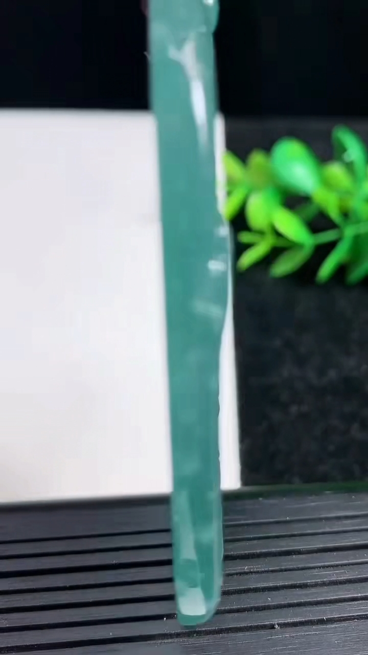 天然A货翡翠山水牌吊坠，尺寸71.6-46.5-6.2，重:44.48g
3月20日