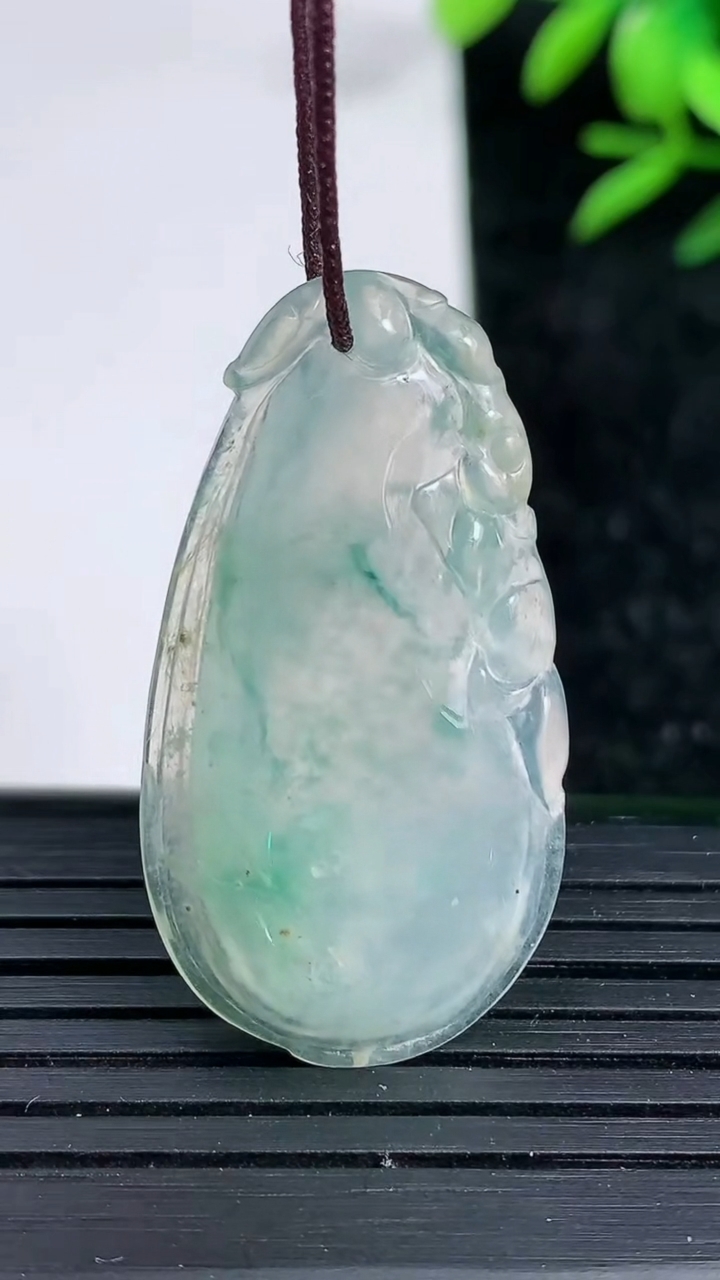 天然A货翡翠飘花福瓜吊坠，尺寸25.8-19.2-4.5，重:5.22g
3月20日