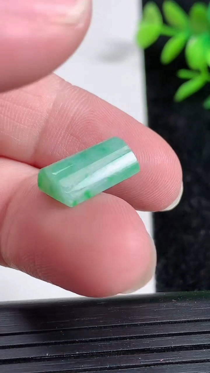 天然A货翡翠马鞍戒面，尺寸13.5-9-5.1，重:1.61g2026年3月20日
工厂直销收藏佳品,种好水足，色泽均匀，有种有色，上手高大气！