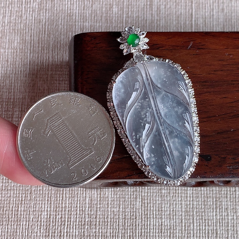 天然A货翡翠18K金伴钻镶嵌白月光叶子金枝玉叶吊坠 
尺寸42.8-21.8-8.3裸石30-18.8mm 重量7.76g 0318