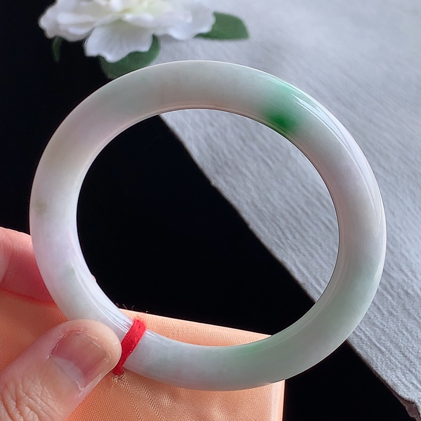 天然A货翡翠淡春带彩淡紫罗兰飘绿圆条手镯57-58圈口  
尺寸57-9.7mm 0318