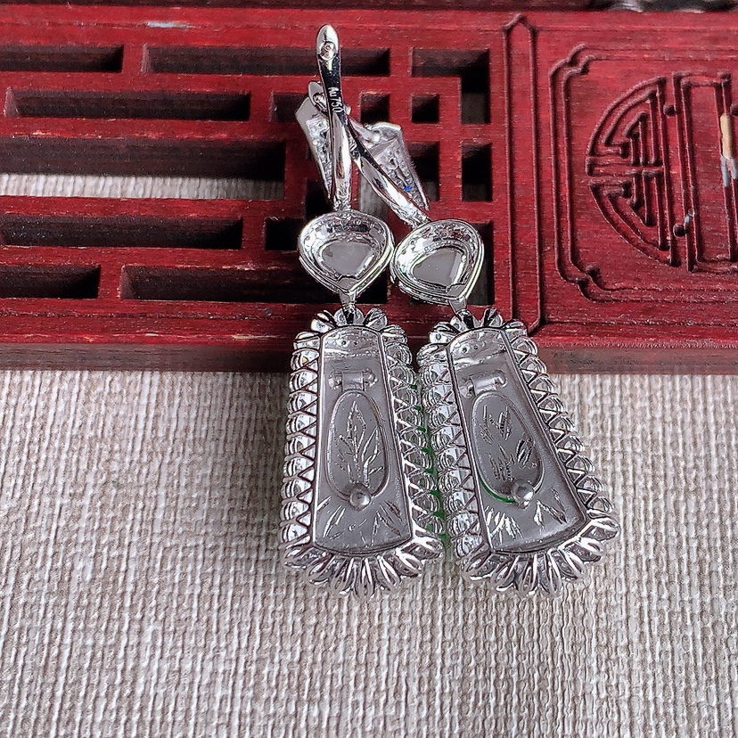 天然A货翡翠18K金伴钻镶嵌阳绿无事牌耳坠 
尺寸15.8-8.6-8mm 重量8.56g 0318