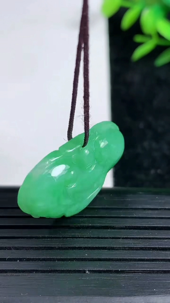 天然A货翡翠如意头吊坠，尺寸29.8-20.7-6，重:6.17g
3月20日