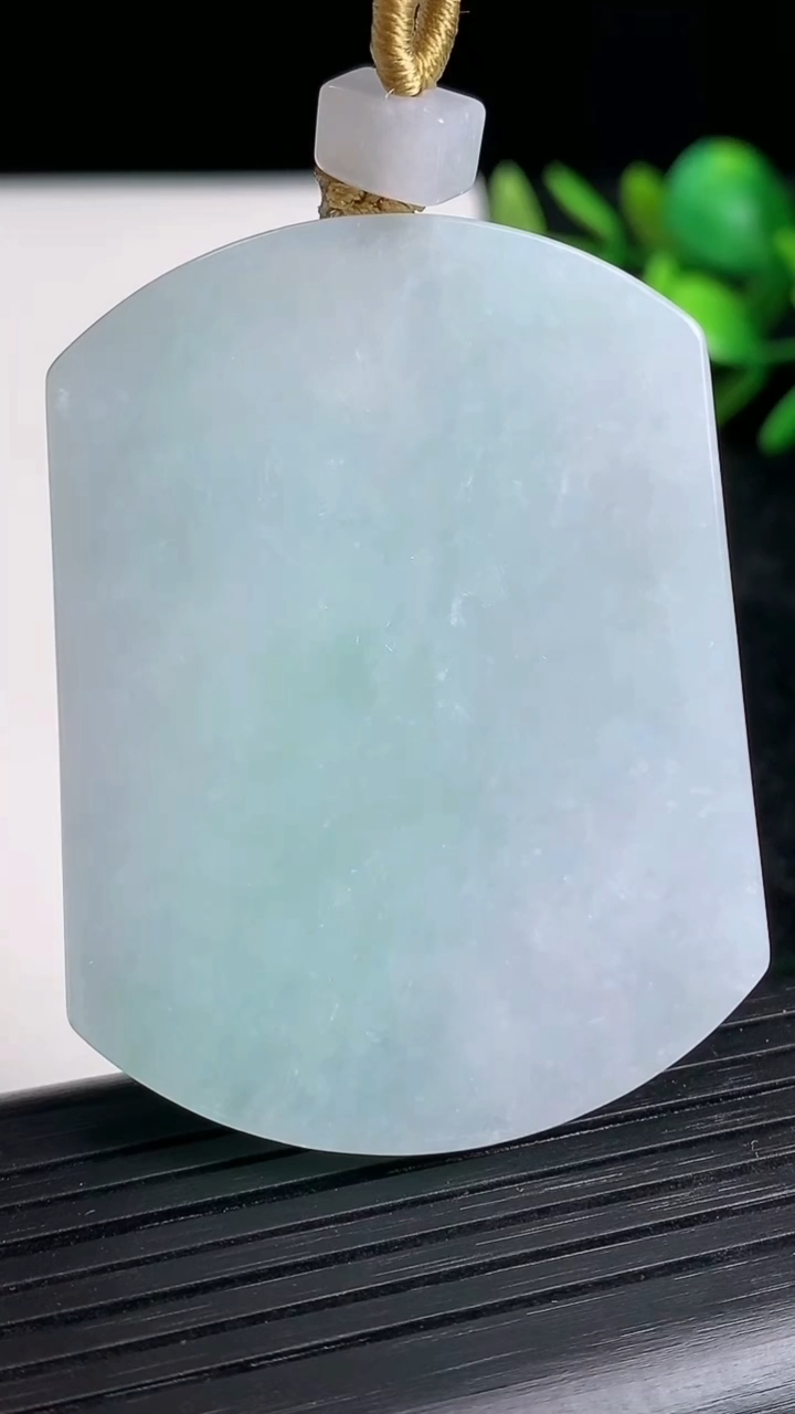 天然A货翡翠无事牌吊坠尺寸52.1-39.4-5重量:33.64g
3月20日