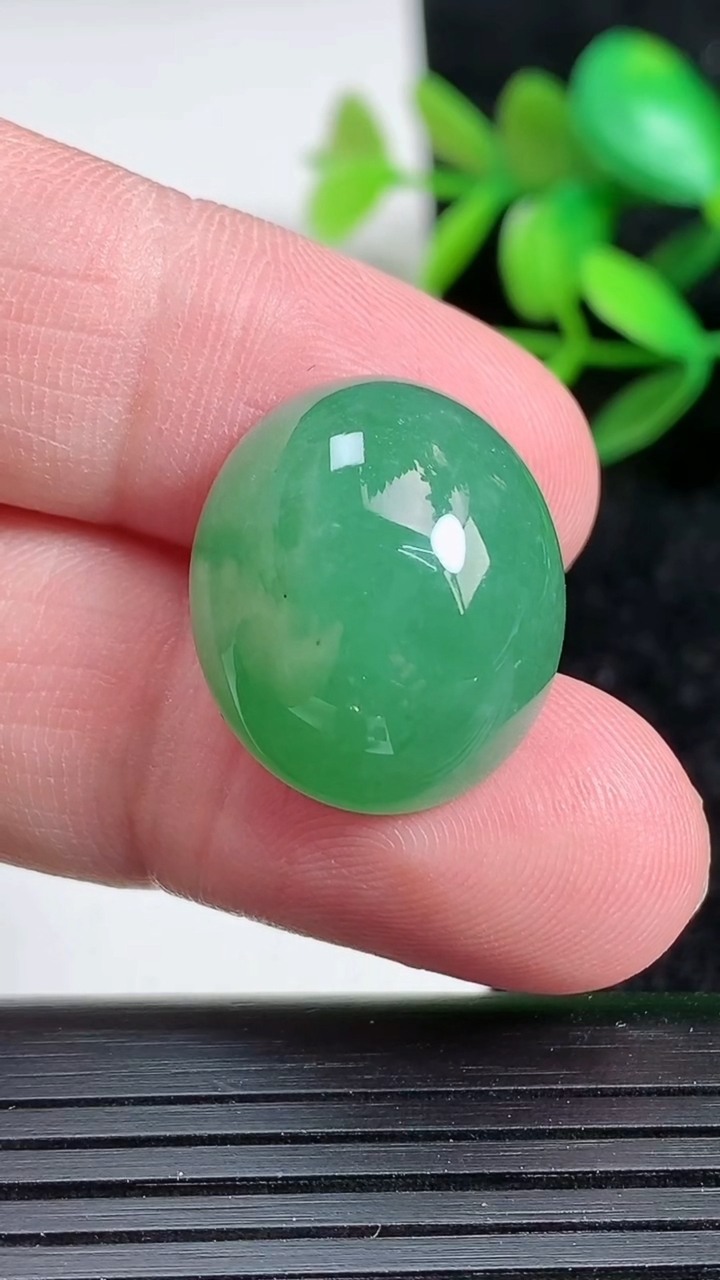 天然A货翡翠蛋面镶嵌件，尺寸21.2-18-10.5，重:6.25g
3月20日
