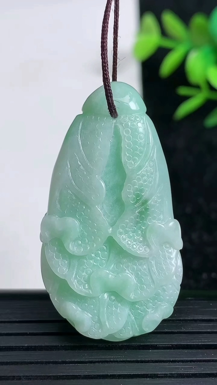 天然A货翡翠白菜吊坠，尺寸42-23-7.3，重:12.10g
3月20日