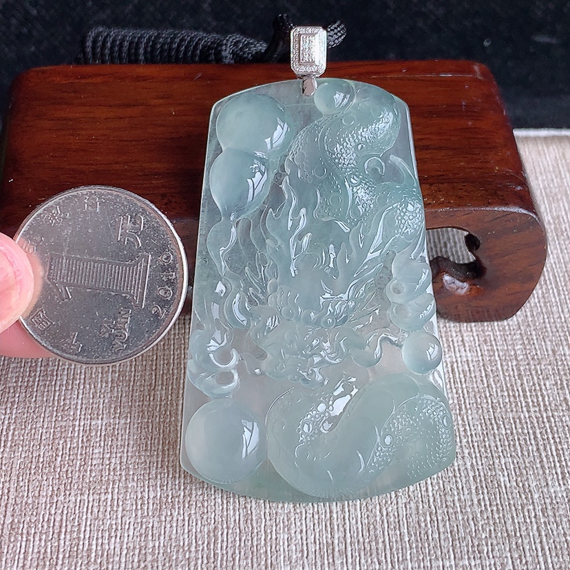 天然A货翡翠18K金伴钻镶嵌晴水龙牌吊坠 
尺寸68.3-61-38.3-6.5mm 重量31.55g 0318