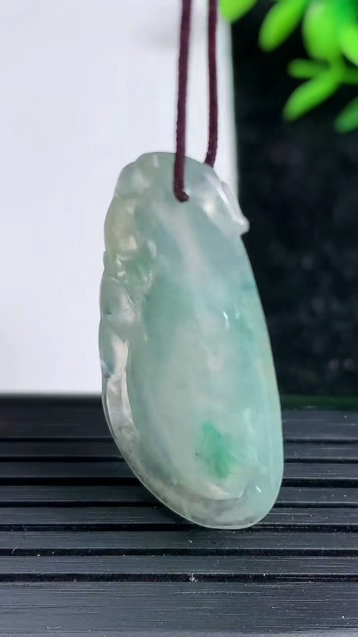 天然A货翡翠飘花福瓜吊坠，尺寸25.8-19.2-4.5，重:5.22g
3月20日