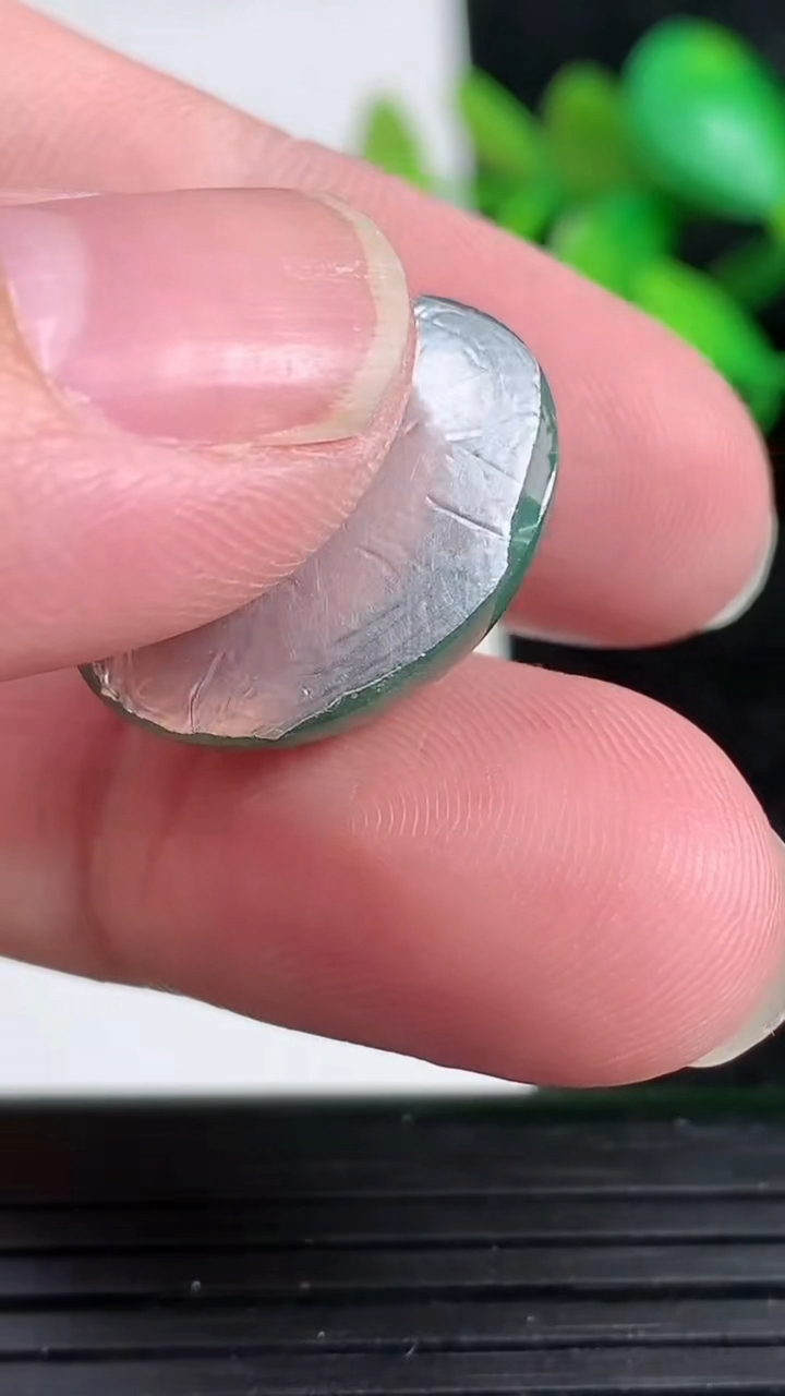 天然A货翡翠蛋面镶嵌件，尺寸21.2-18-10.5，重:6.25g
3月20日