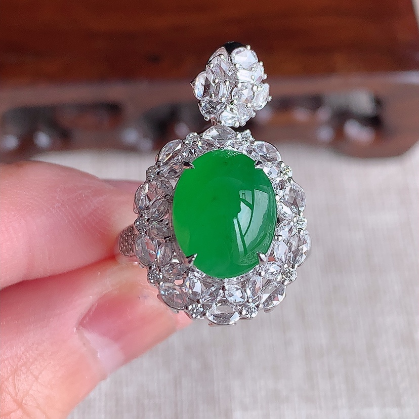 天然A货翡翠18K金伴钻镶嵌阳绿蛋面戒指吊坠两用款 圈口17.3裸石
尺寸11-8.6mm 重量6.